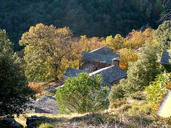 un hameau accroché aux pentes de montagnes de Cévennes
