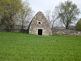 A dry stone hut in the Montaren plain