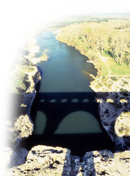 l'ombre du Pont du Gard sur le Gardon